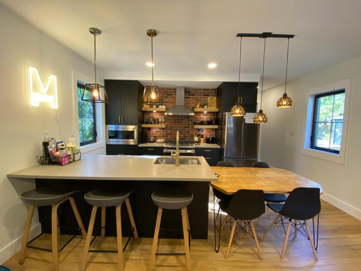 Stylish Downtown Kingsville Getaway With Putting Green, Firepit & Games المظهر الخارجي الصورة