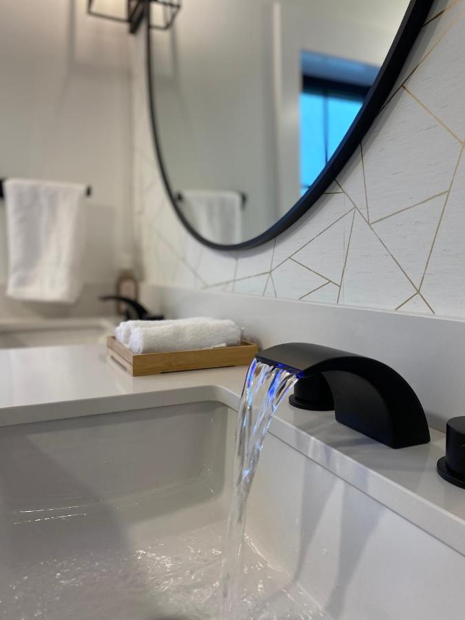 Stylish Downtown Kingsville Getaway With Putting Green, Firepit & Games المظهر الخارجي الصورة