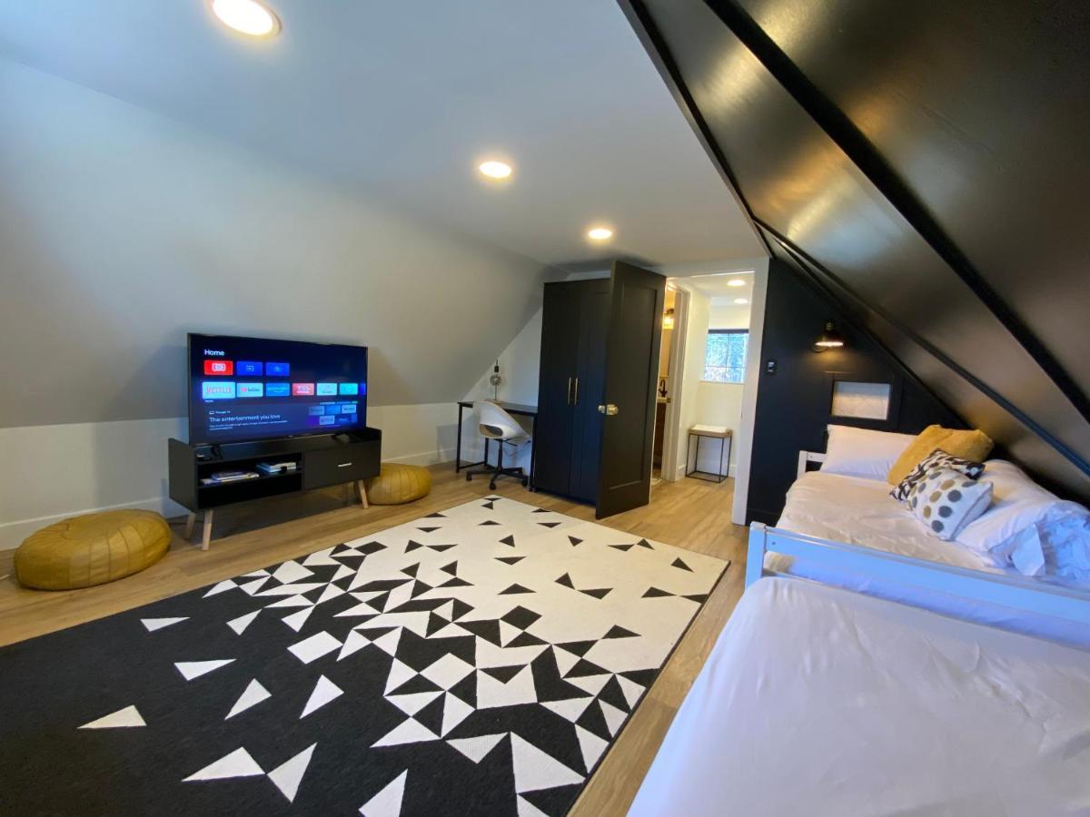 Stylish Downtown Kingsville Getaway With Putting Green, Firepit & Games المظهر الخارجي الصورة