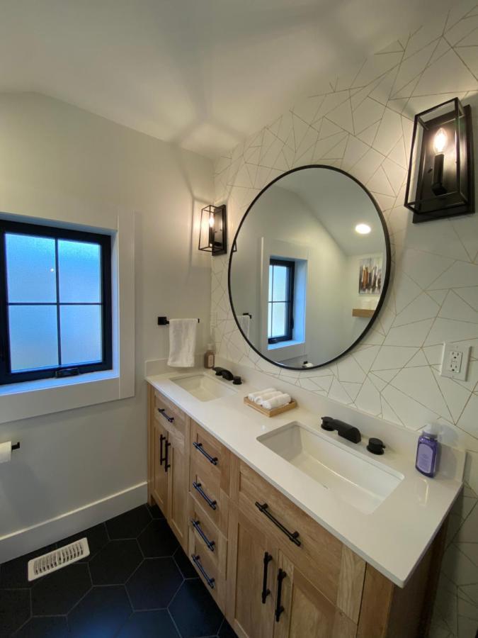 Stylish Downtown Kingsville Getaway With Putting Green, Firepit & Games المظهر الخارجي الصورة