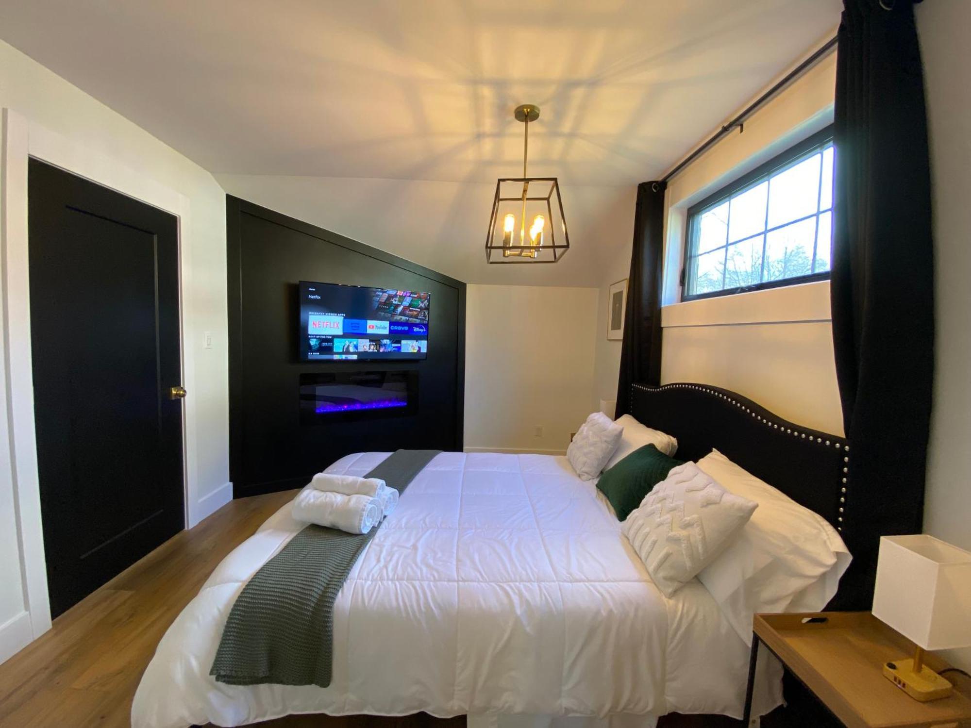 Stylish Downtown Kingsville Getaway With Putting Green, Firepit & Games المظهر الخارجي الصورة
