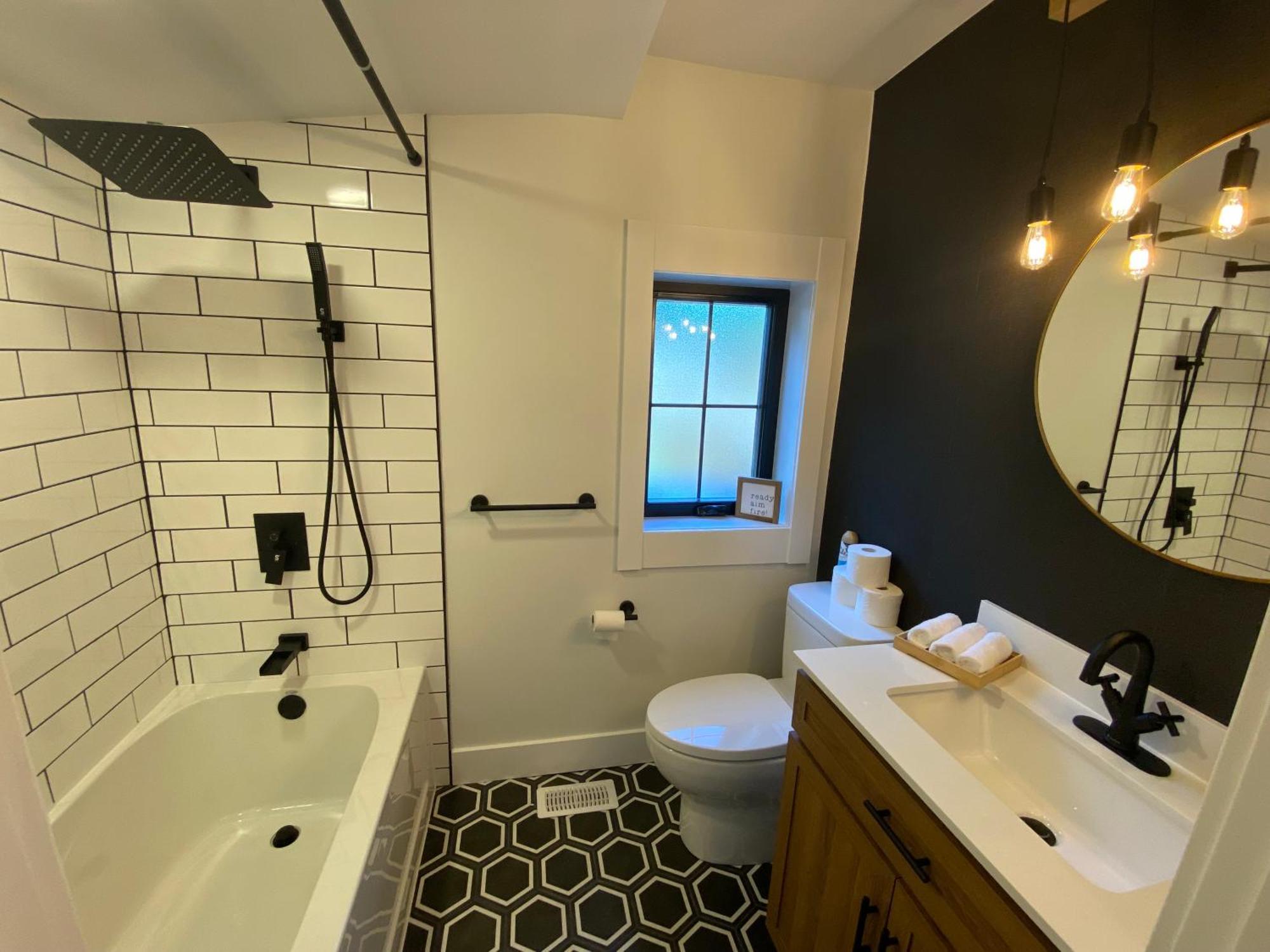 Stylish Downtown Kingsville Getaway With Putting Green, Firepit & Games المظهر الخارجي الصورة